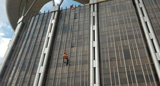 BPBD Simulasi Evakuasi Korban dari Lantai Puncak Kantor Gubri